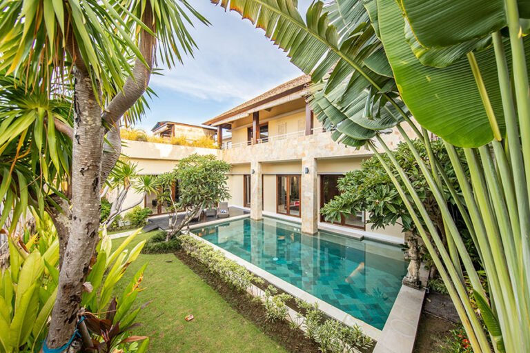 casa con patio cerrado con alberca y áreas verdes