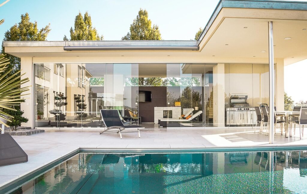 casa moderna con alberca