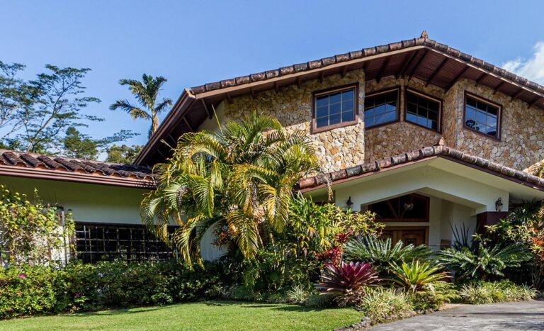 casa con jardín grande