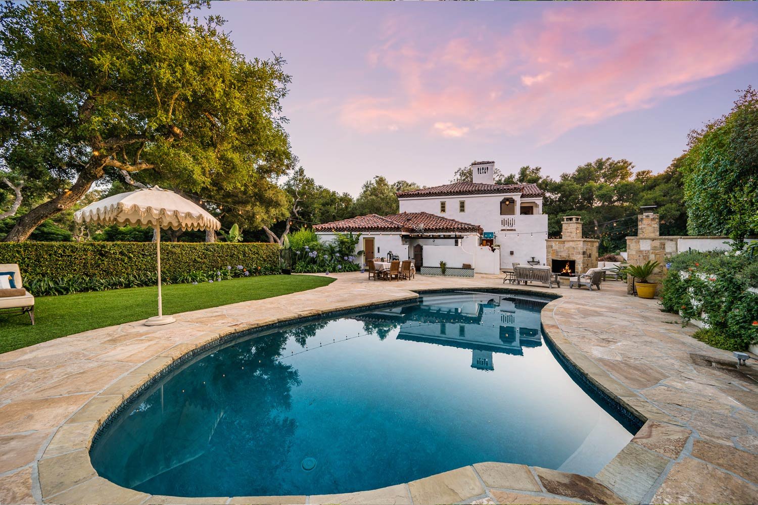 casa con alberca y jardín grande con un atardecer